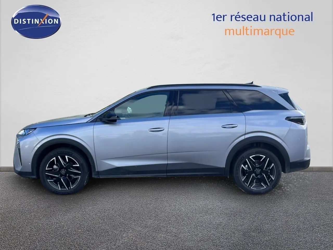 Vue de profil côté gauche d’un Peugeot 5008 gris Artense métal avec jantes noires et toit noir.
