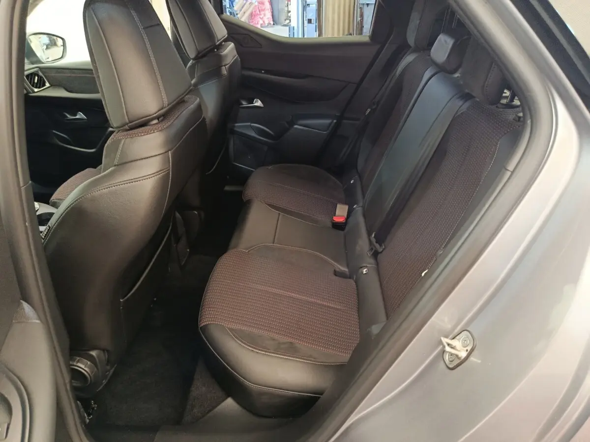 Vue intérieure côté droit des sièges arrière en cuir et tissu marron du DS3 1.2 PureTech 130 gris foncé 2024.