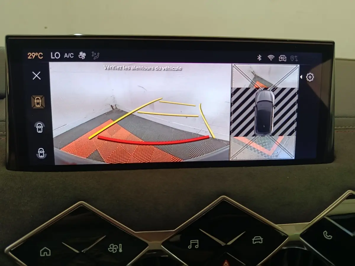 Écran tactile central du DS3 2024 affichant la caméra de recul avec vue 360° et aides au stationnement.