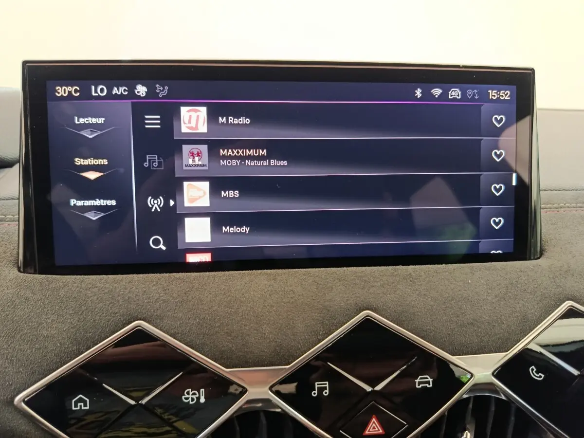 Écran tactile central de 10,3 pouces affichant les stations radio dans l’habitacle du DS3 gris foncé 2024.