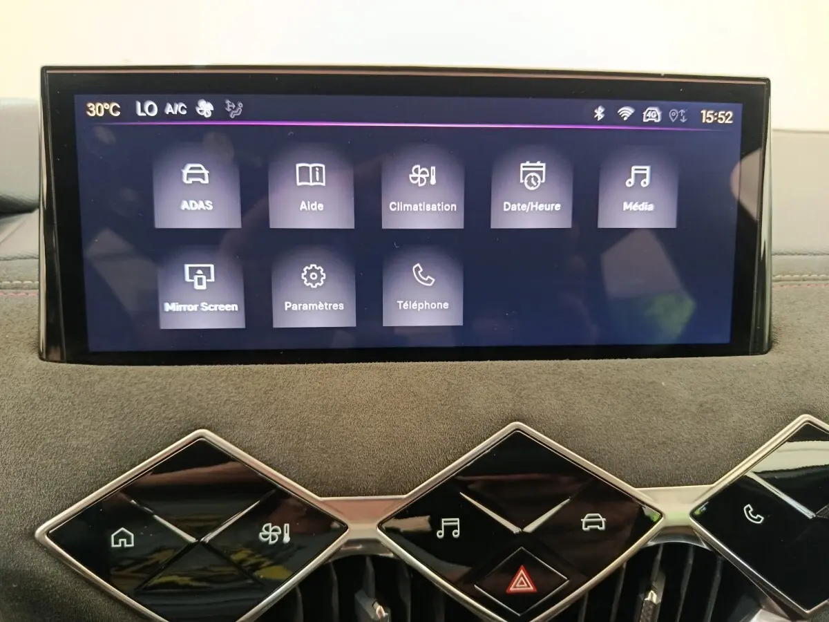 Écran tactile central affichant les menus du système multimédia dans l’habitacle du DS3 1.2 PureTech 130 gris foncé.