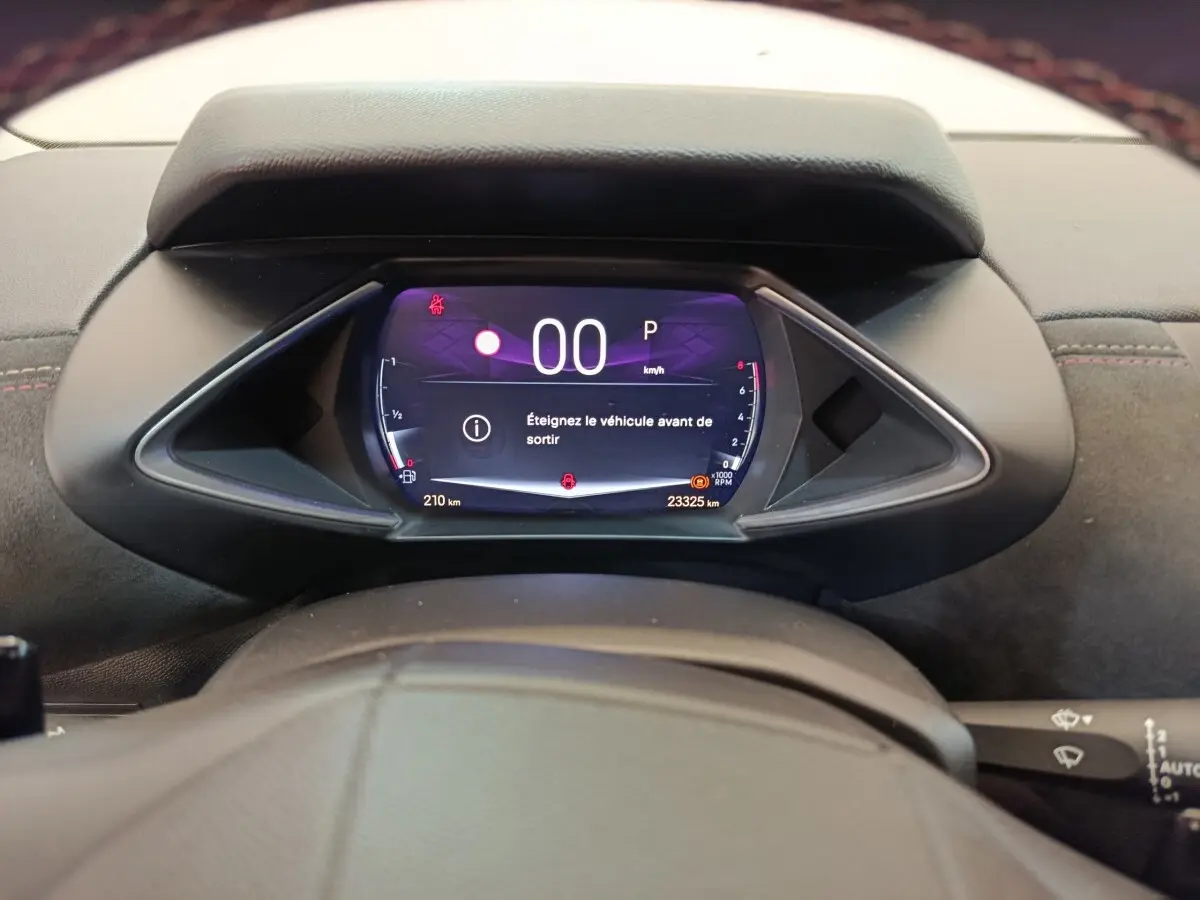 Vue rapprochée du combiné d'instruments numérique du DS3 2024, affichage moderne avec fond noir et détails lumineux.