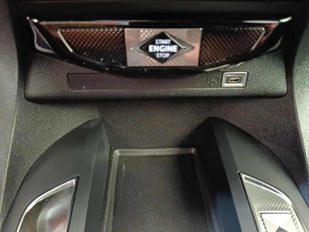 Vue rapprochée de la console centrale du DS3 2024 gris foncé, avec bouton Start/Stop et port USB visible.