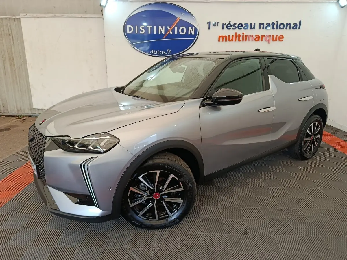 DS3 1.2 PureTech 130 gris foncé, vue 3/4 avant droit, jantes alliage noires et toit noir contrasté.