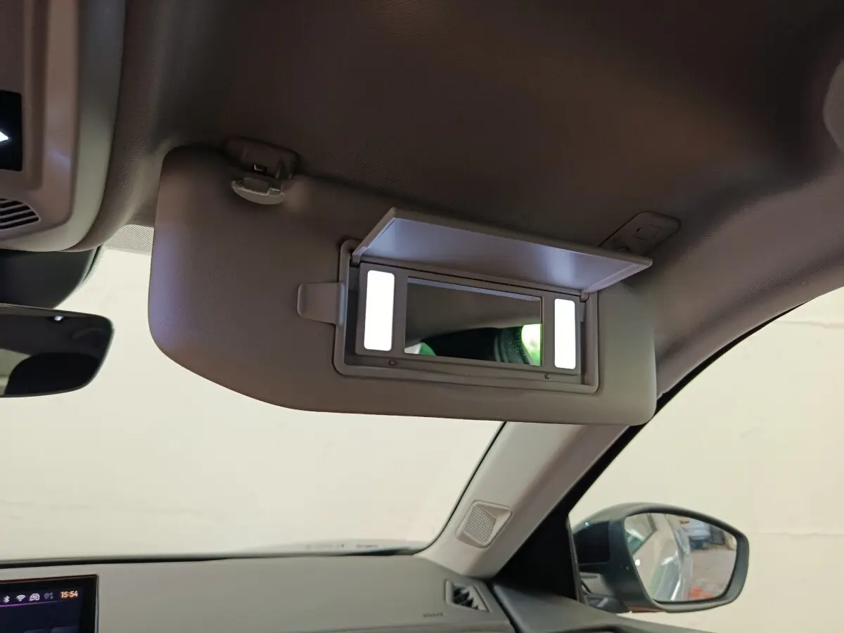 Miroir de courtoisie éclairé sur pare-soleil intérieur côté conducteur du DS3 2024 gris foncé.