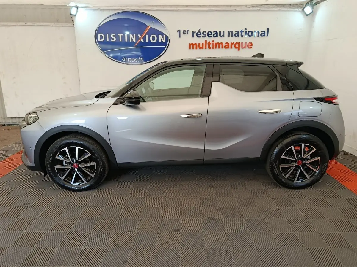DS3 1.2 PureTech 130 gris foncé vue de profil côté gauche, jantes noires et toit noir contrastant.