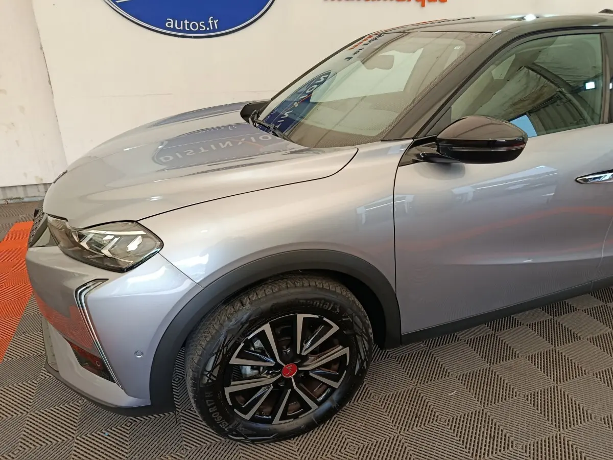 Vue 3/4 avant gauche du DS3 1.2 PureTech 130 gris foncé avec jantes noires et rétroviseur noir brillant.