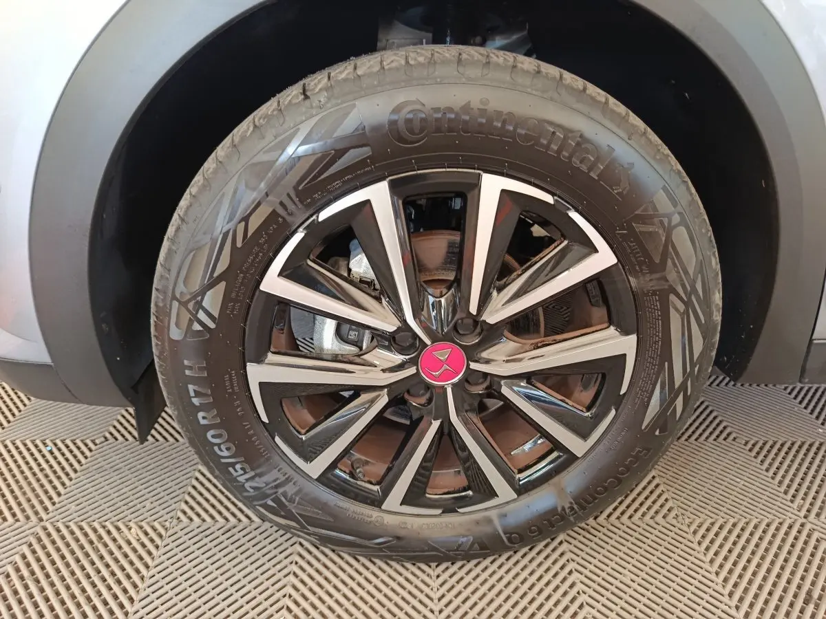 Gros plan sur la roue avant droite d'une DS3 gris foncé avec jante alliage et pneu Continental visible