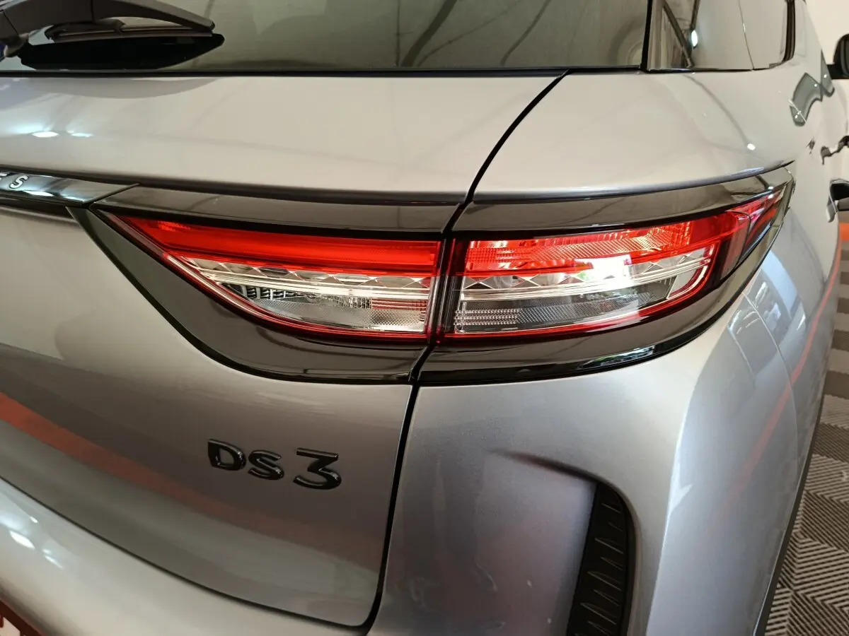 Gros plan sur l'arrière droit gris foncé du DS3 2024 avec feux LED et logo DS3 visible sur le coffre.