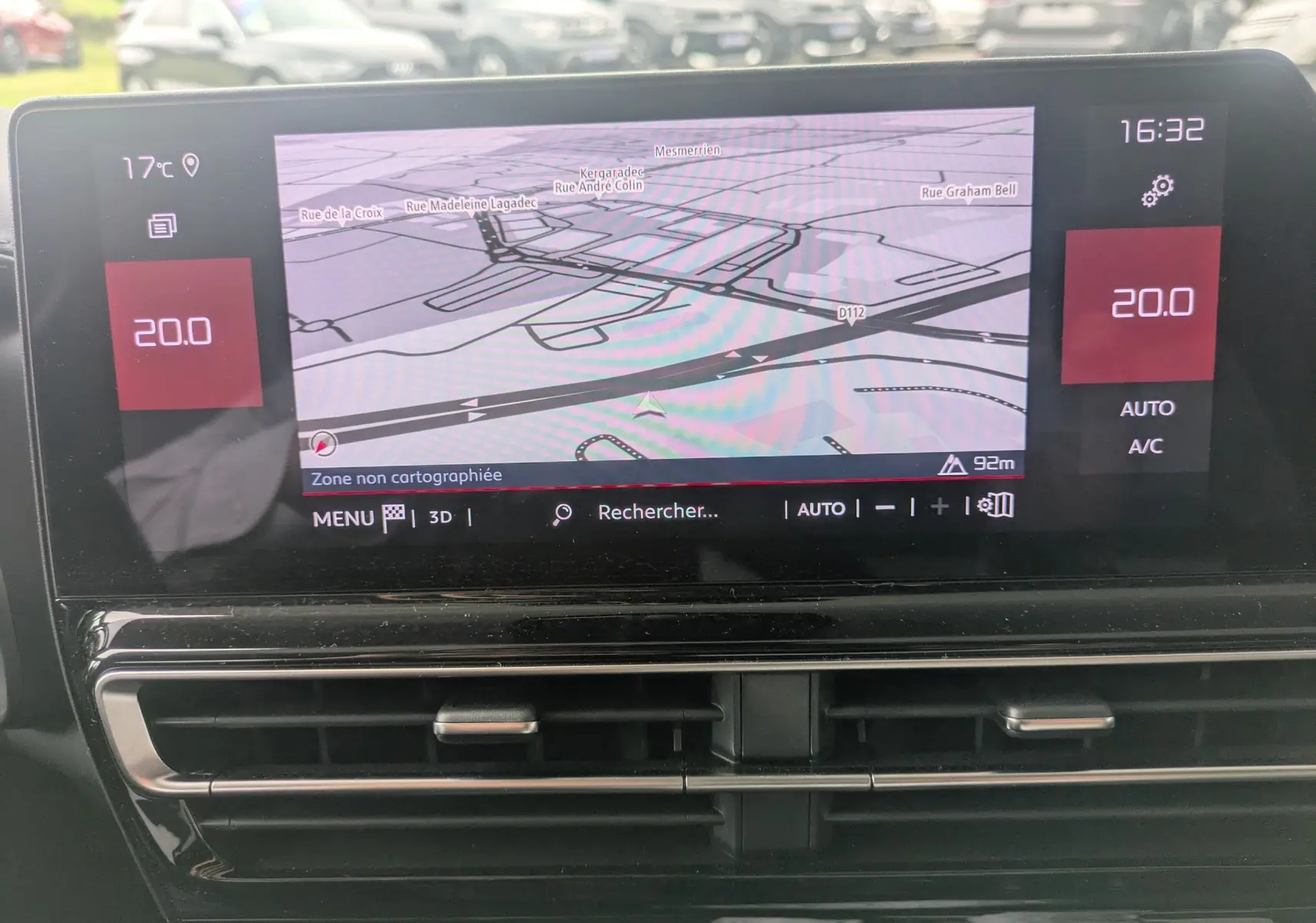 Écran tactile central du tableau de bord du Citroën C5 Aircross 2025 affichant la navigation et la climatisation à 20°C.
