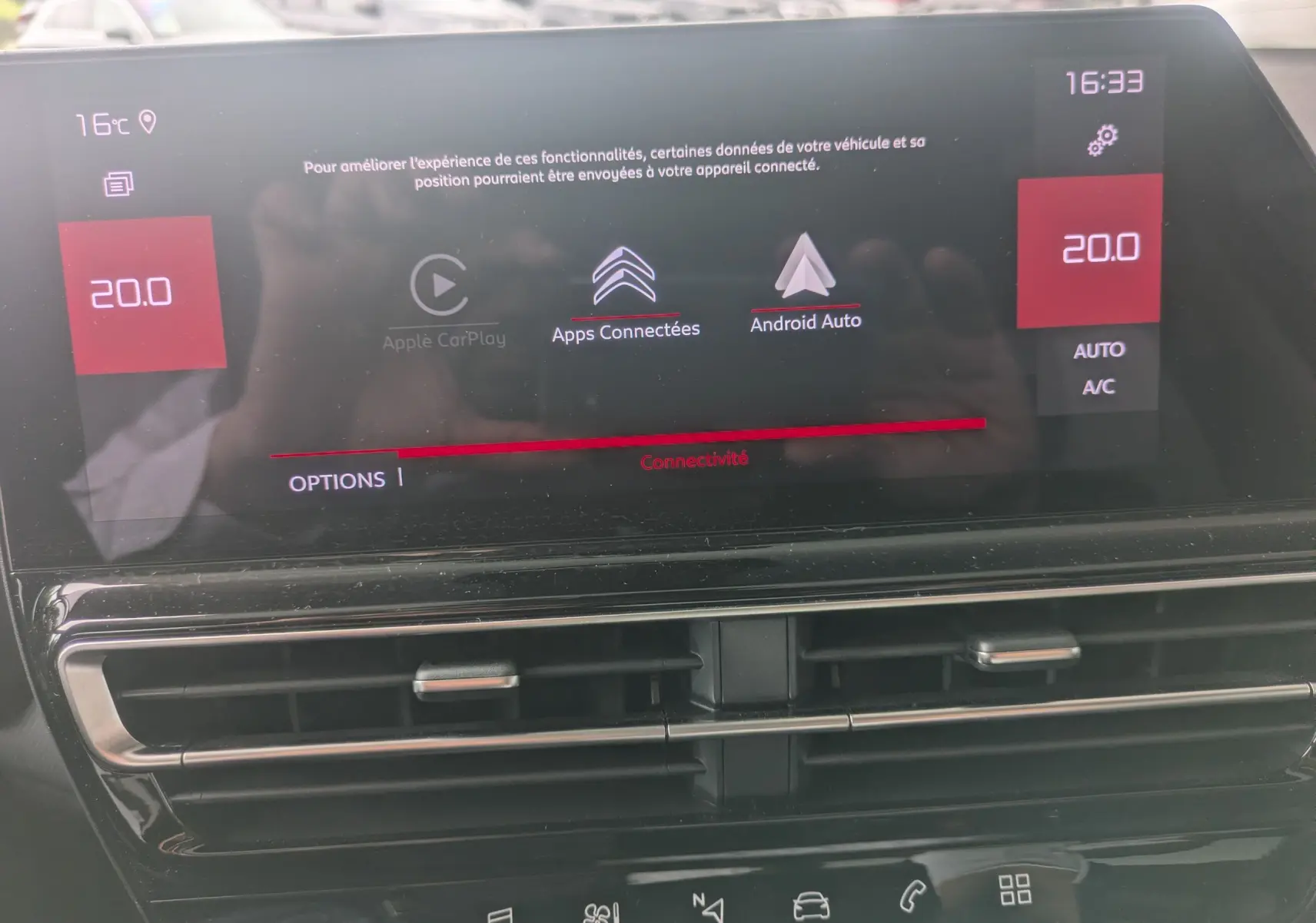 Écran tactile central du Citroën C5 Aircross Hybride 2025 affichant les options de connectivité Android Auto et Apple CarPlay.