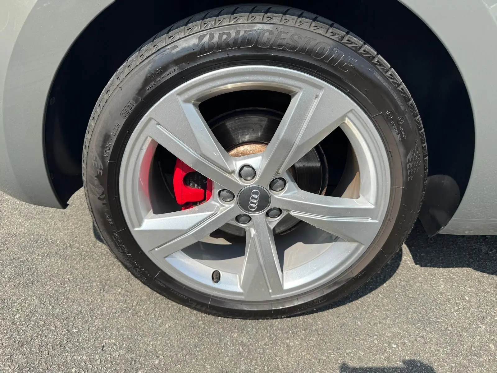 Gros plan sur la roue avant droite grise d'une Audi A1 Sportback 2019 avec étrier de frein rouge visible.
