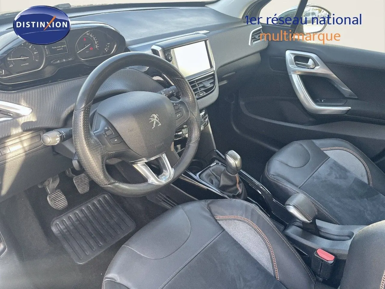 Vue intérieure côté conducteur du Peugeot 2008 2019, montrant le volant, tableau de bord et sièges en cuir noir.