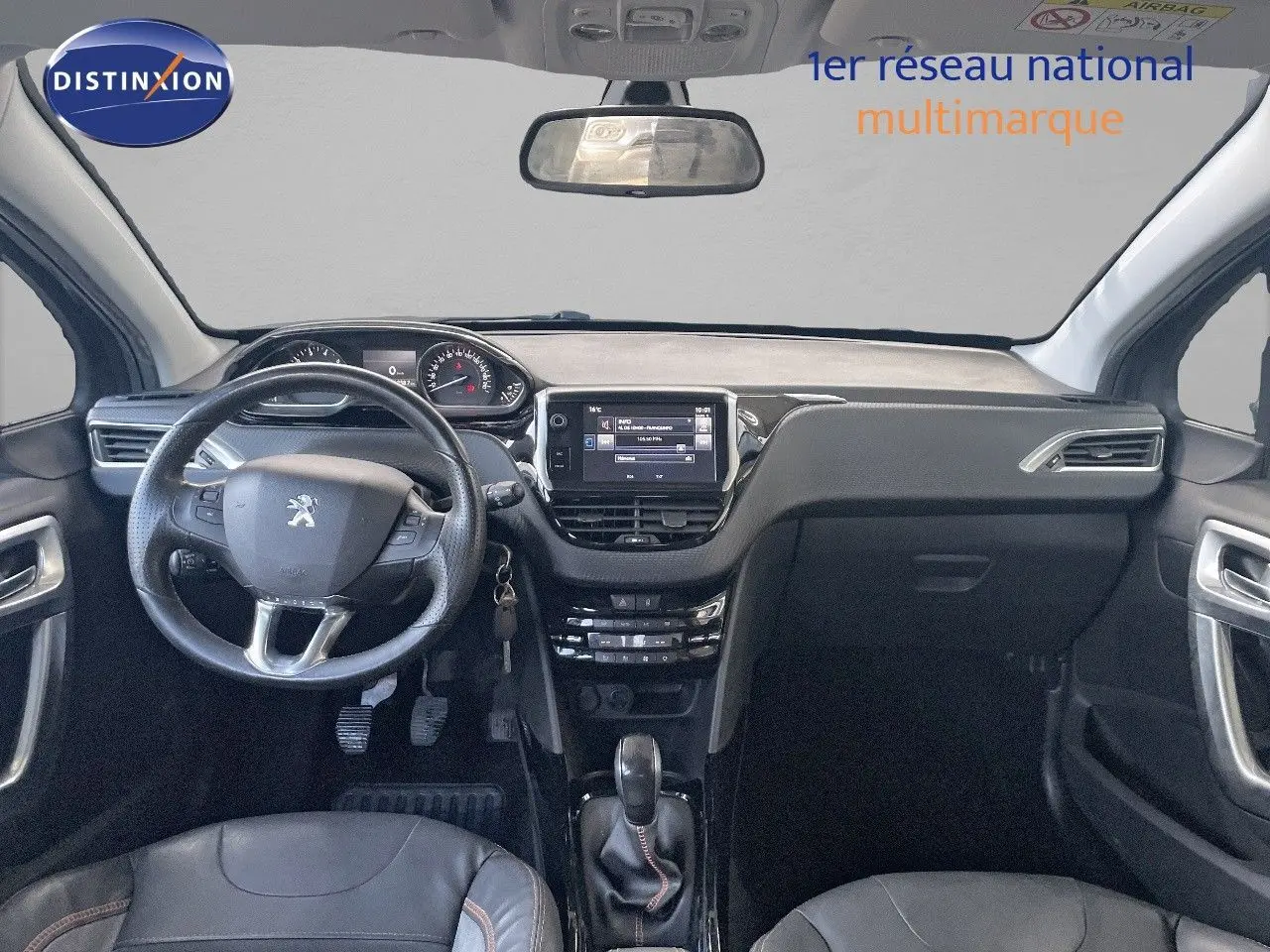 Vue intérieure avant du Peugeot 2008 2019 avec tableau de bord noir, volant compact et écran tactile central.
