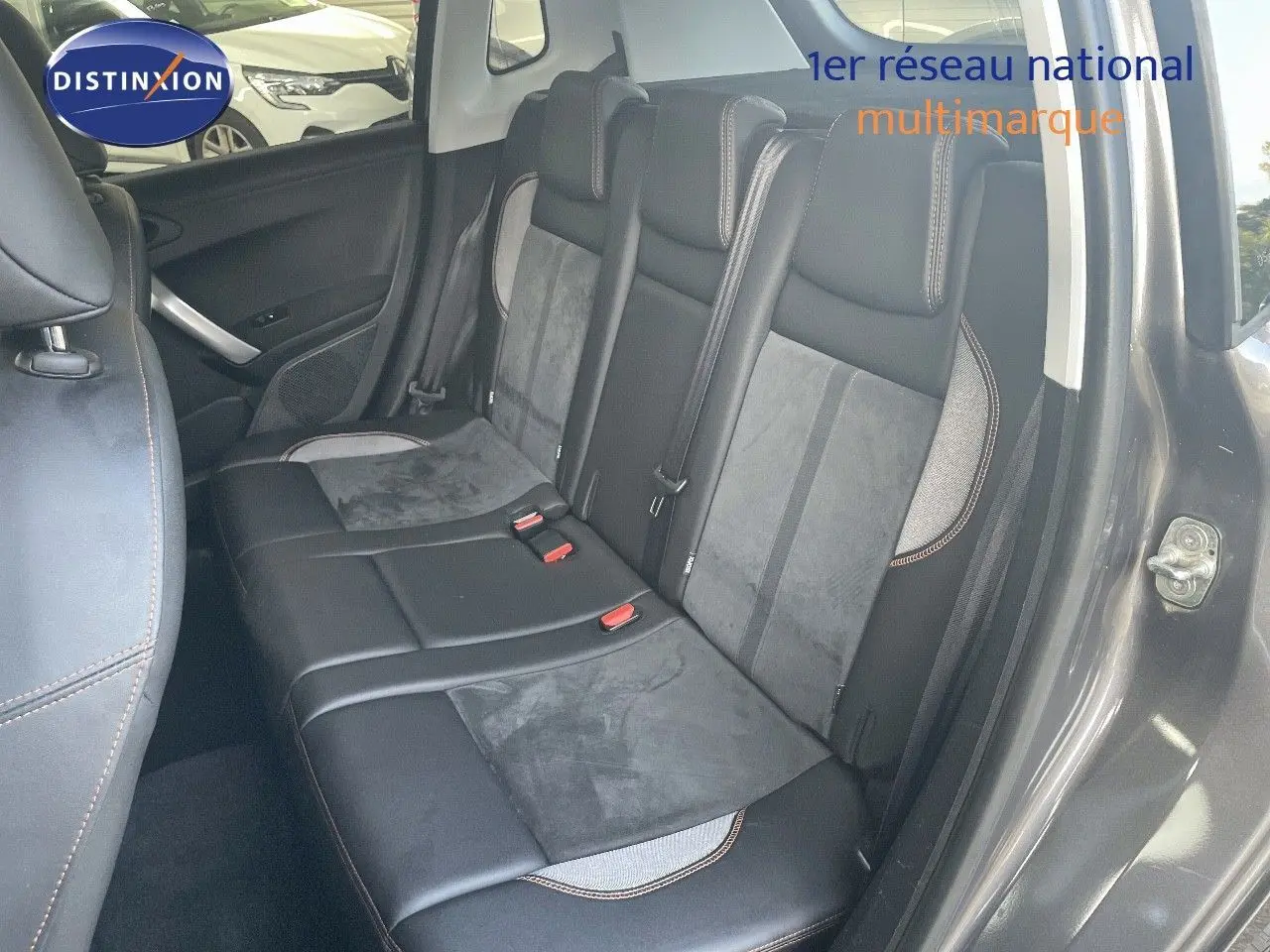 Vue intérieure côté arrière droit montrant les sièges arrière en cuir noir et alcantara gris du Peugeot 2008 gris platinium.