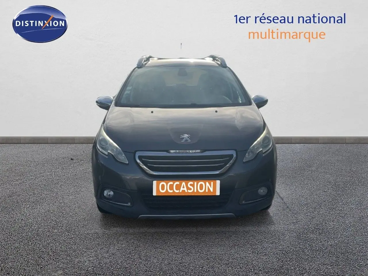Vue frontale d'un Peugeot 2008 gris platinium métal, avec calandre chromée et plaque "OCCASION" visible.