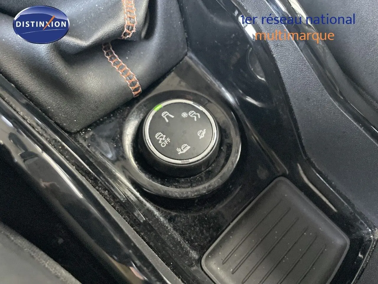 Gros plan sur la molette de sélection de modes de conduite dans l’habitacle noir du Peugeot 2008 gris platinium.
