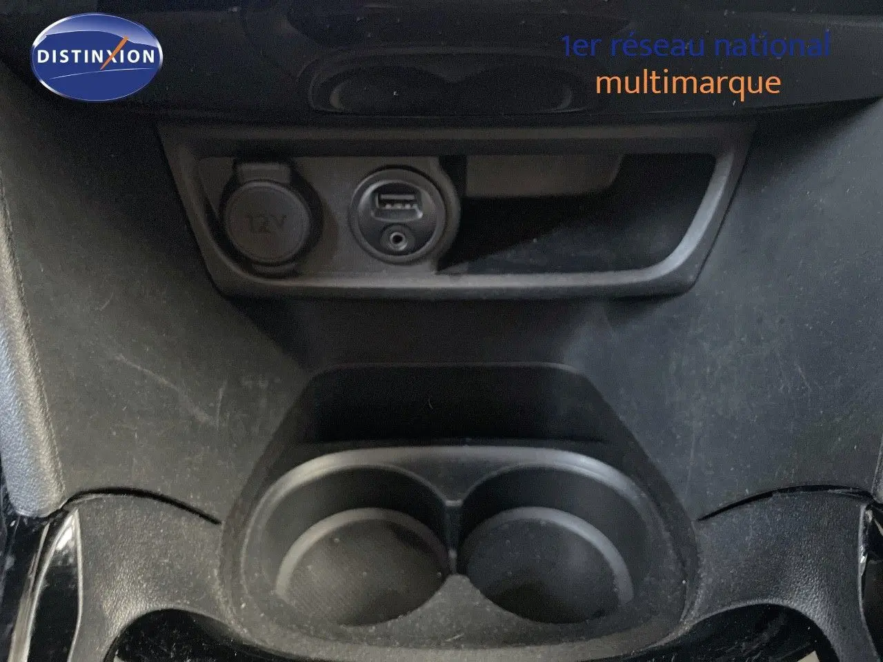 Gros plan sur la console centrale avec prise 12V et port USB du Peugeot 2008 gris platinium de 2019.
