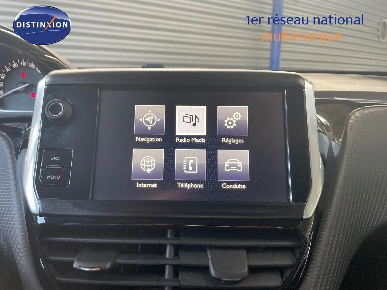 Écran tactile central du tableau de bord du Peugeot 2008 gris platinium, affichant les options de navigation et médias.