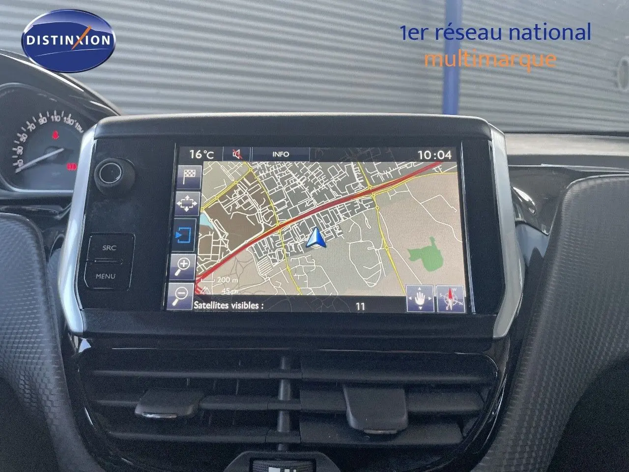 Tableau de bord de Peugeot 2008 gris platinium 2019, vue centrée sur l’écran GPS tactile avec carte affichée.