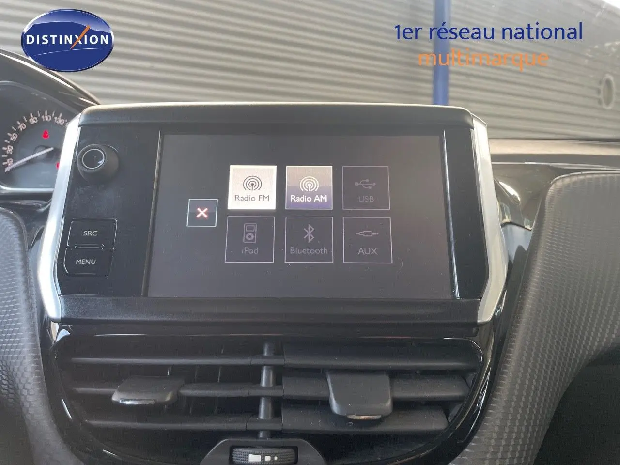 Vue rapprochée de l’écran tactile central et des aérateurs du tableau de bord d’un Peugeot 2008 gris platinium.