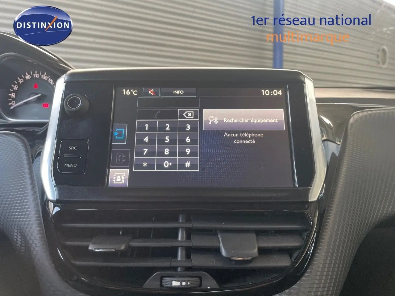 Vue rapprochée de l’écran tactile central du tableau de bord du Peugeot 2008 gris platinium, affichant le menu téléphone.