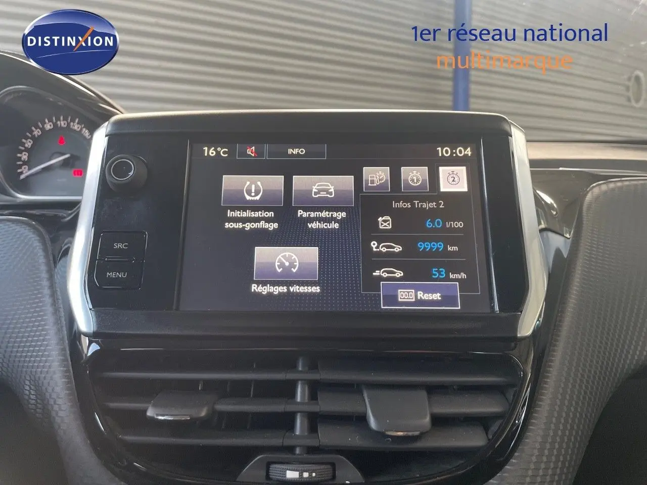 Écran tactile central du tableau de bord du Peugeot 2008 affichant les réglages du véhicule et les infos trajet.