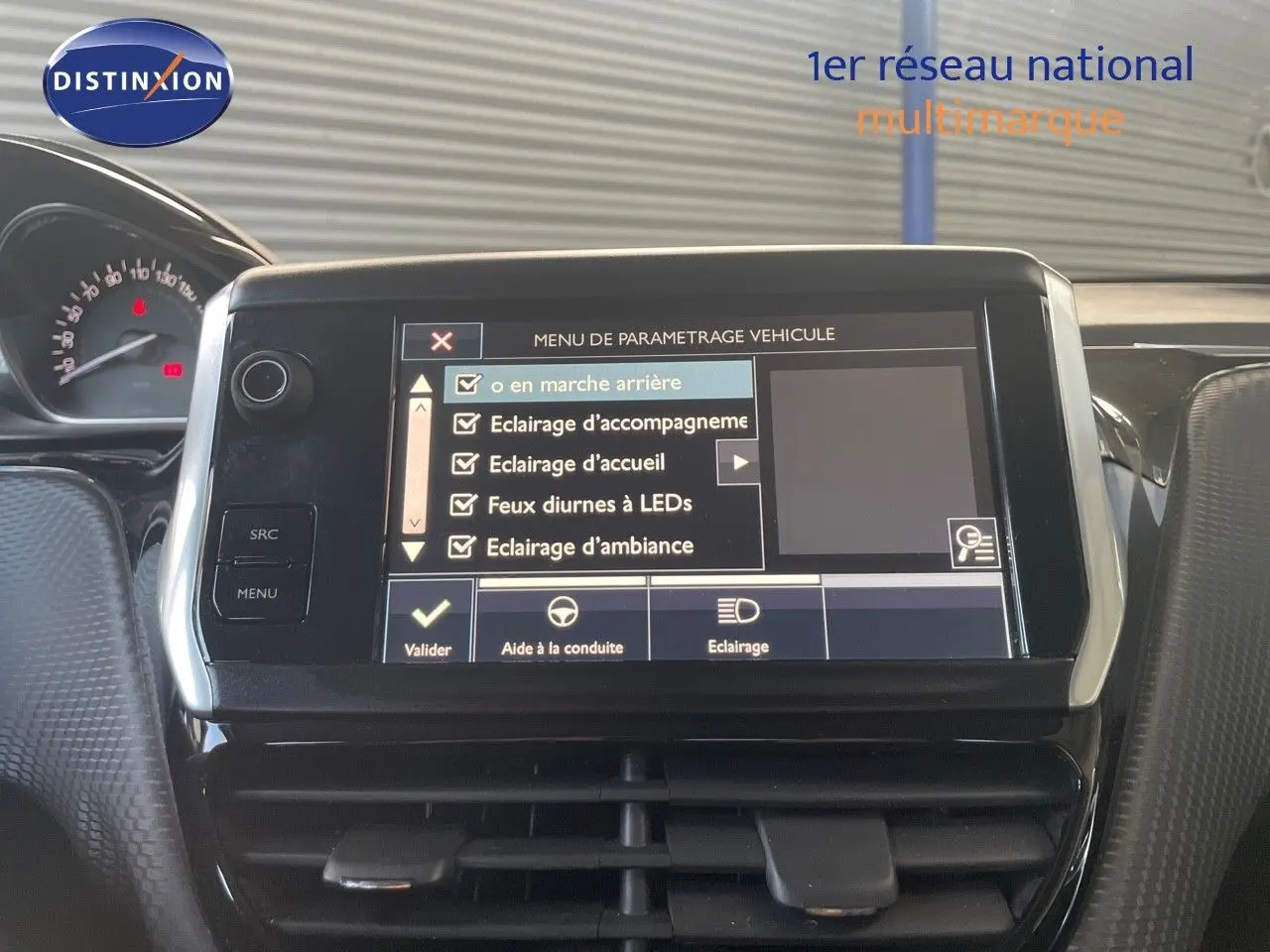 Vue rapprochée de l’écran tactile central du Peugeot 2008 gris platinium, affichant le menu de paramétrage véhicule.