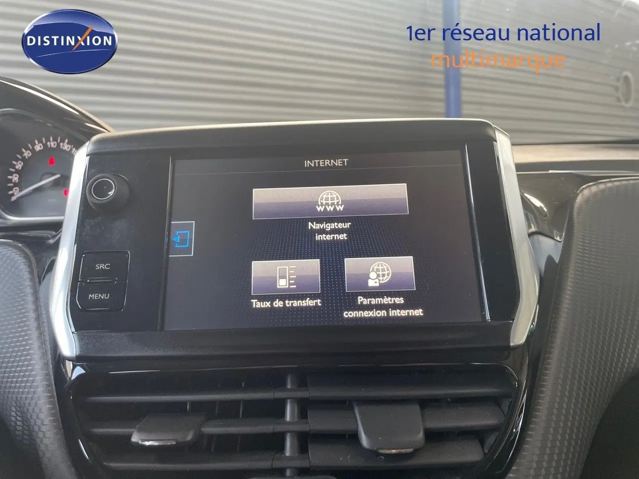 Écran tactile central de la Peugeot 2008 2019 affichant le menu internet, avec tableau de bord partiellement visible.