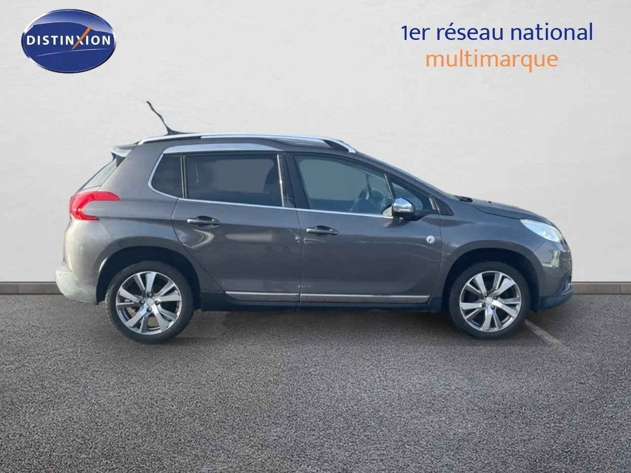 Peugeot 2008 gris platinium métal vue de profil côté gauche sur fond neutre, roues alliage 17 pouces bi-ton.