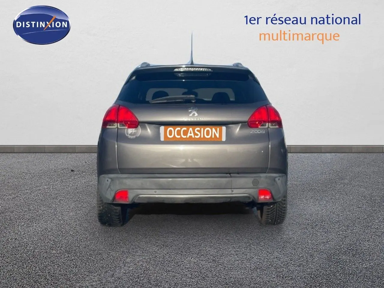 Vue arrière d'un Peugeot 2008 gris platinium métal avec plaque "OCCASION" sur fond clair.