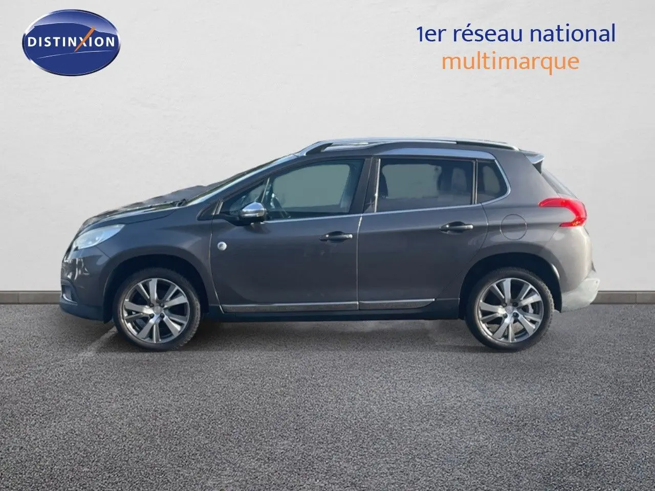 Peugeot 2008 gris platinium métal vue de profil côté gauche, soulignant ses jantes alliage et sa silhouette compacte.