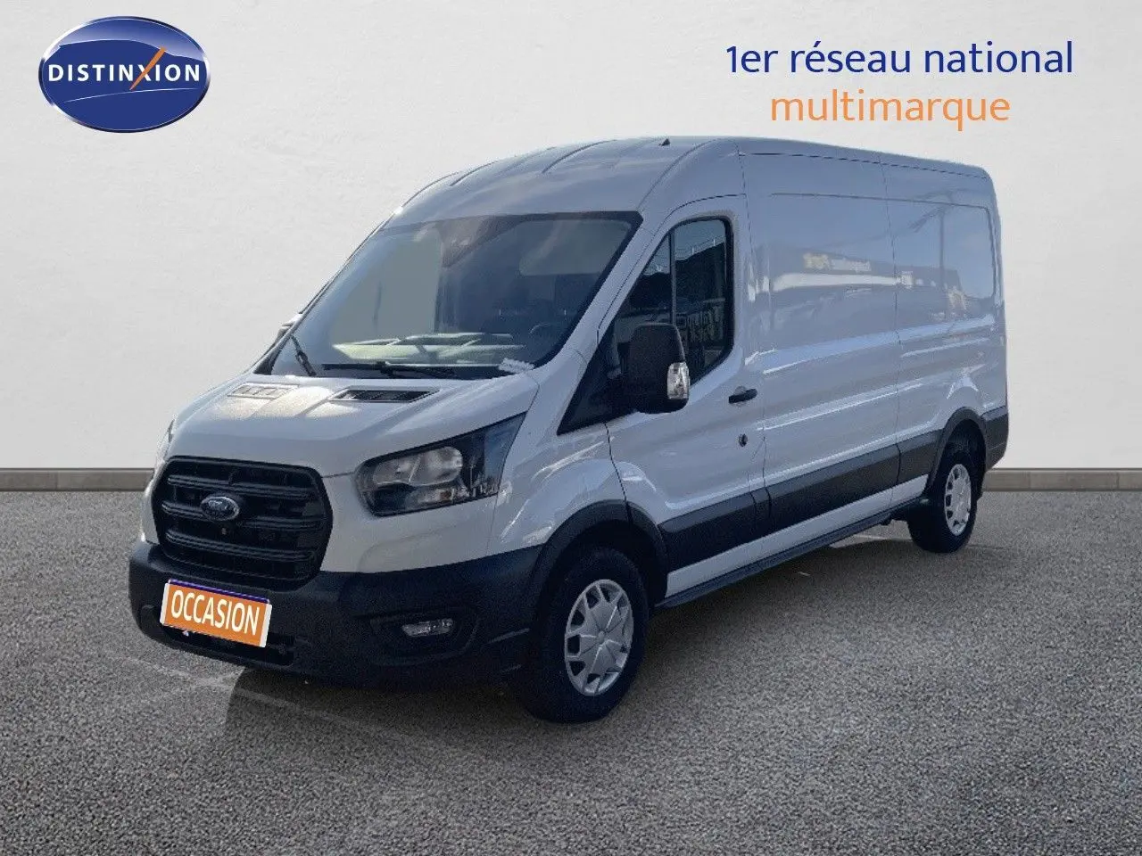 Ford Transit Fourgon blanc en 3/4 avant droit, avec calandre noire et pare-chocs noir contrastant.