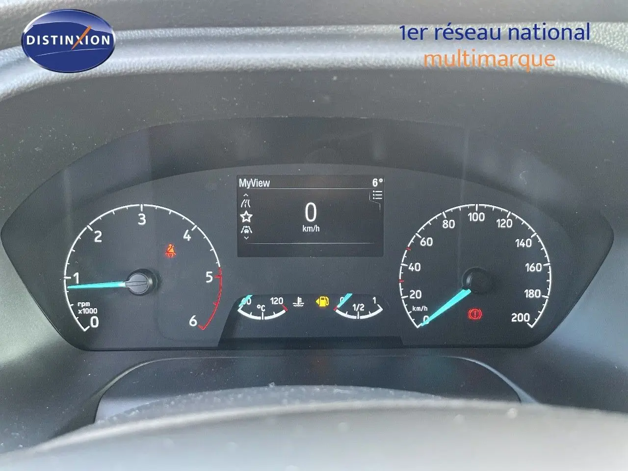 Vue rapprochée du tableau de bord du Ford Transit Fourgon blanc 2023, affichant le compteur et l'écran digital à 0 km/h.