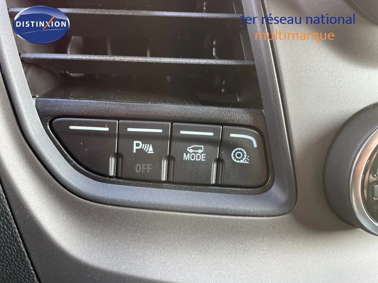 Gros plan sur les boutons de commande intérieurs du Ford Transit Fourgon blanc, avec ventilation et réglages visibles.