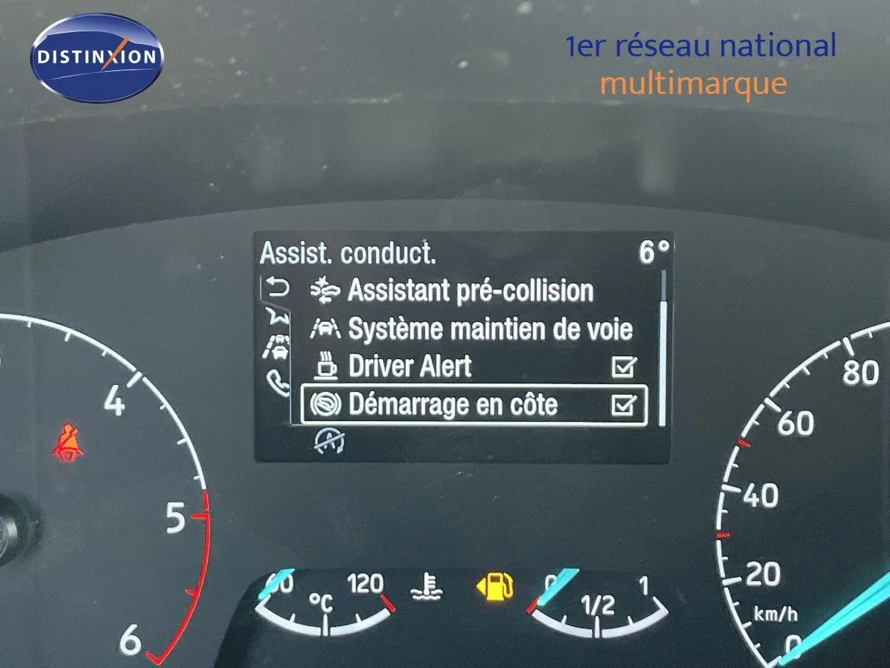 Tableau de bord du Ford Transit Fourgon blanc 2023 affichant les aides à la conduite, vue en gros plan.