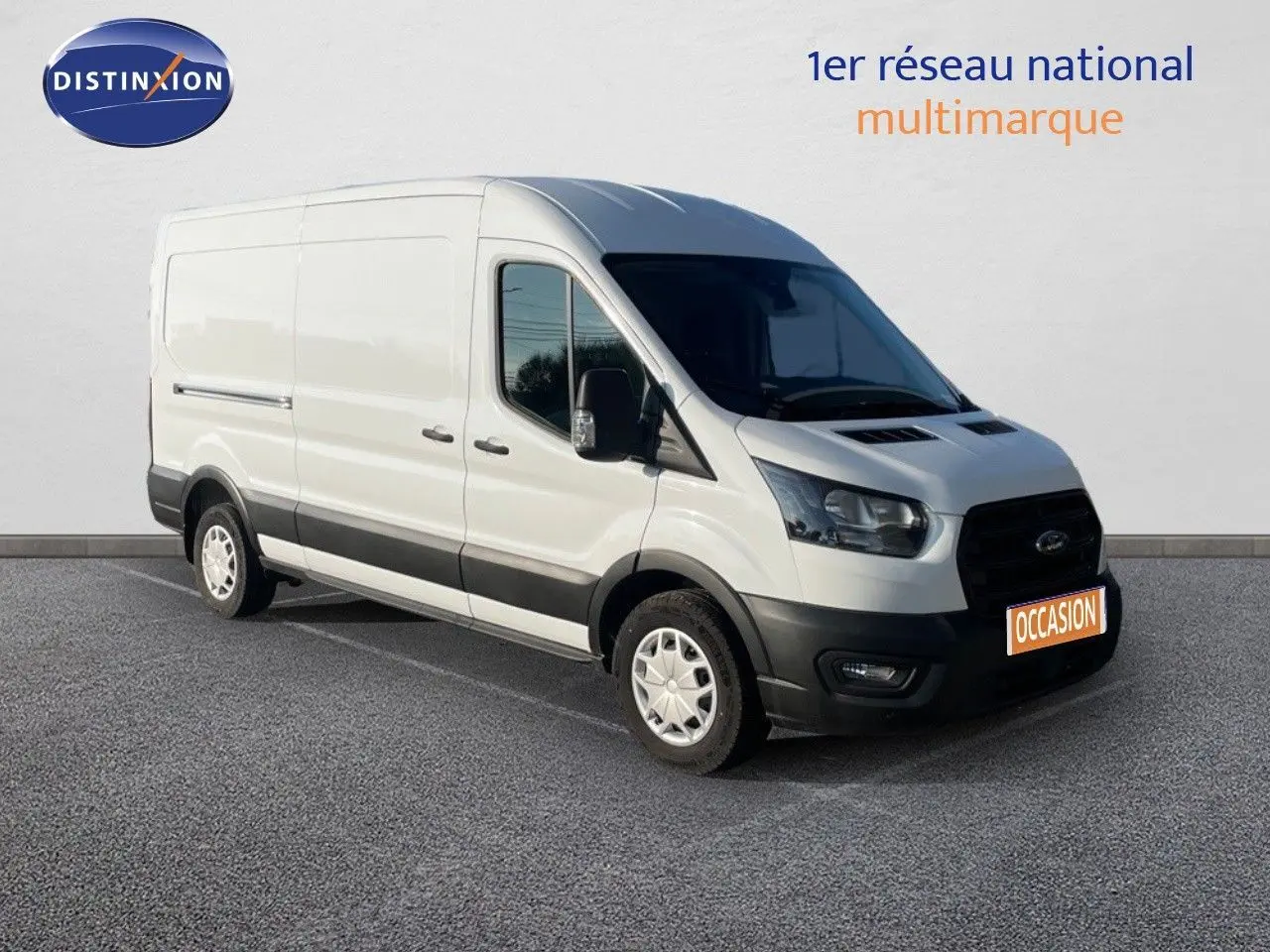 Ford Transit Fourgon blanc en 3/4 avant droit, avec pare-chocs noirs et plaque "OCCASION" visible.