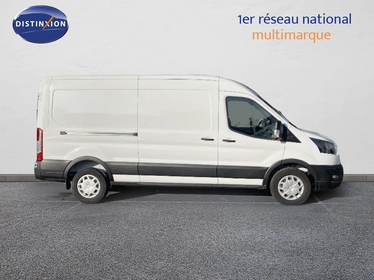 Fourgon Ford Transit blanc en vue profil côté gauche, avec bande noire basse et roues standard.