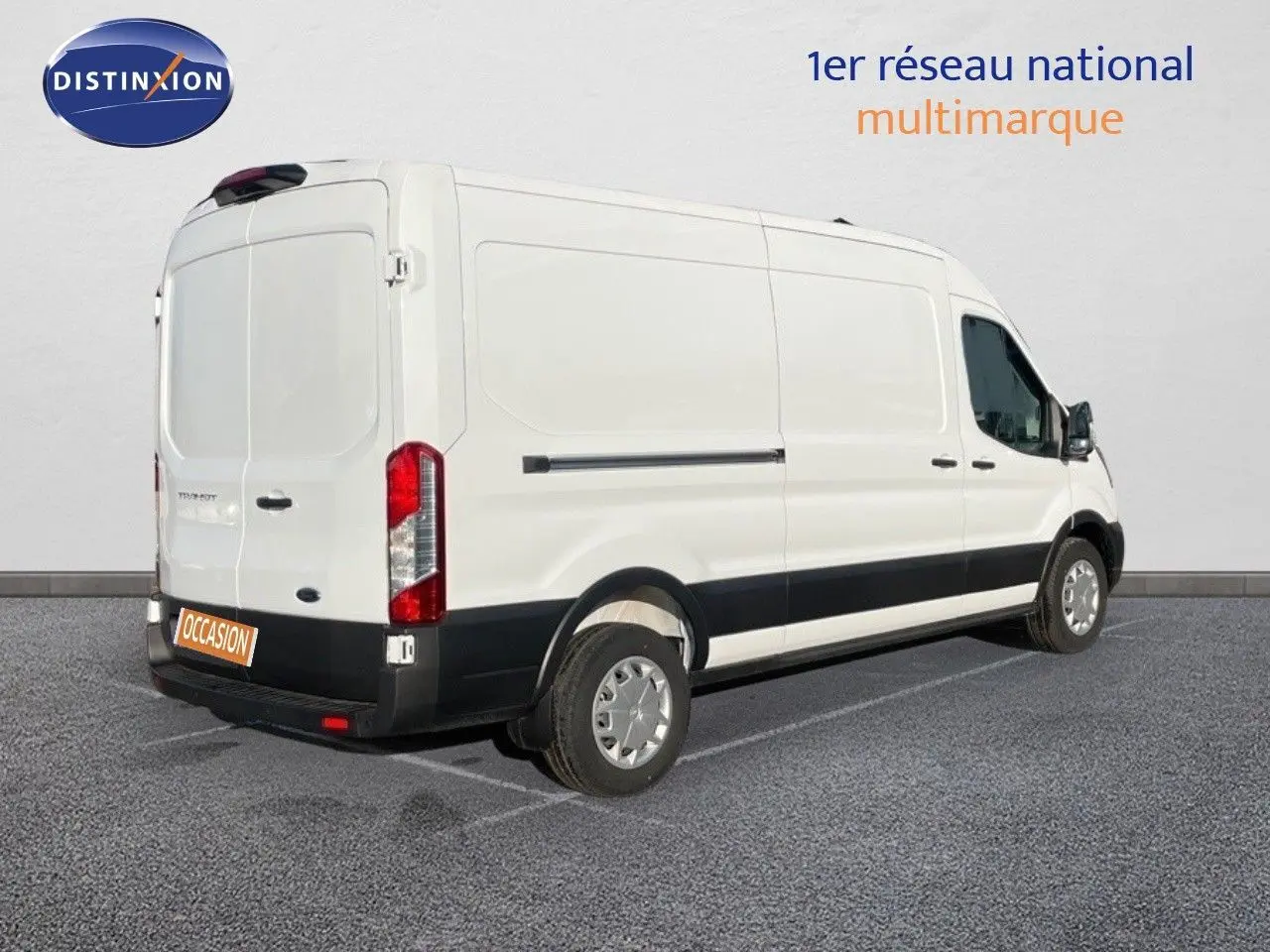 Ford Transit Fourgon blanc vu en 3/4 arrière droit, avec bande noire basse et feux arrière rouges visibles.