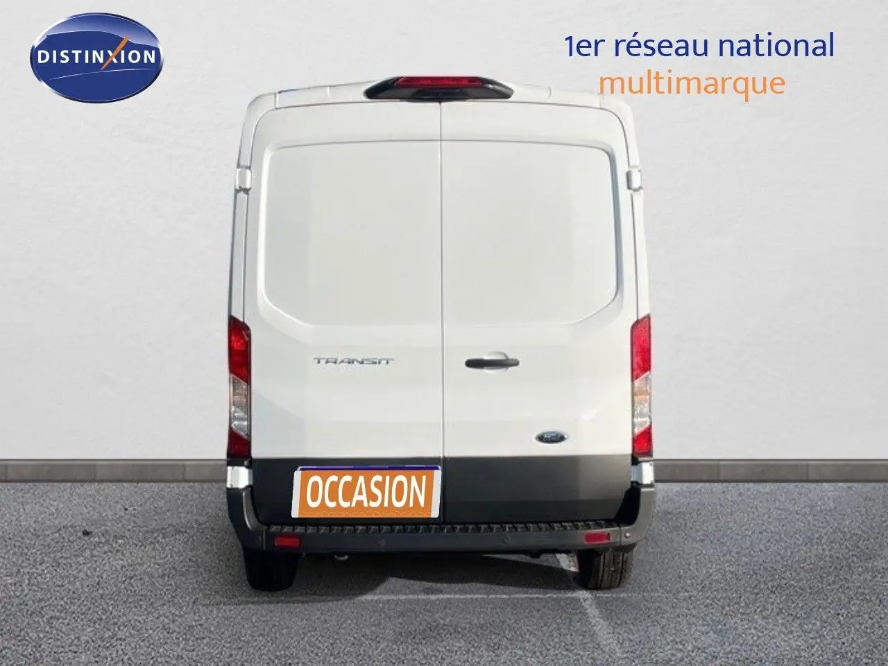 Vue arrière d'un Ford Transit Fourgon blanc 2023, avec portes battantes et feux rouges verticaux visibles.