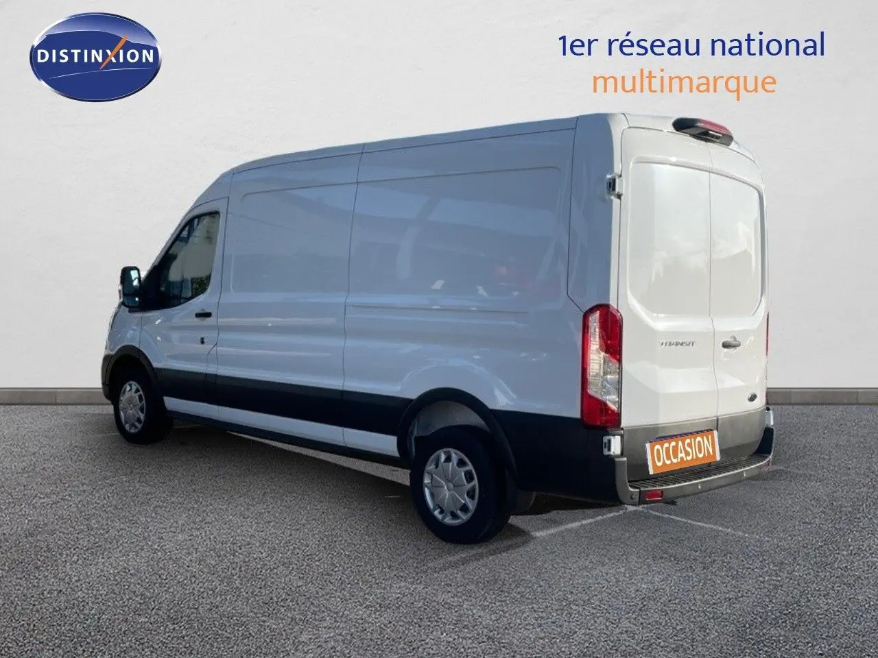 Vue 3/4 arrière droite d’un fourgon Ford Transit blanc, avec porte arrière fermée et jantes acier.