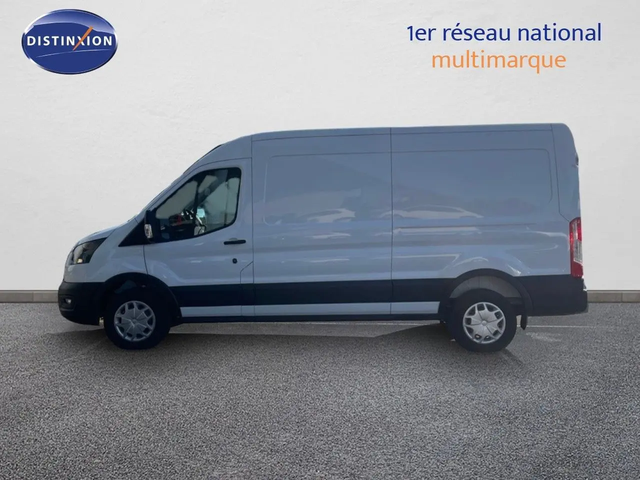 Vue latérale droite d’un fourgon Ford Transit blanc 2023 avec carrosserie longue et haute, roues acier et pare-chocs noirs.