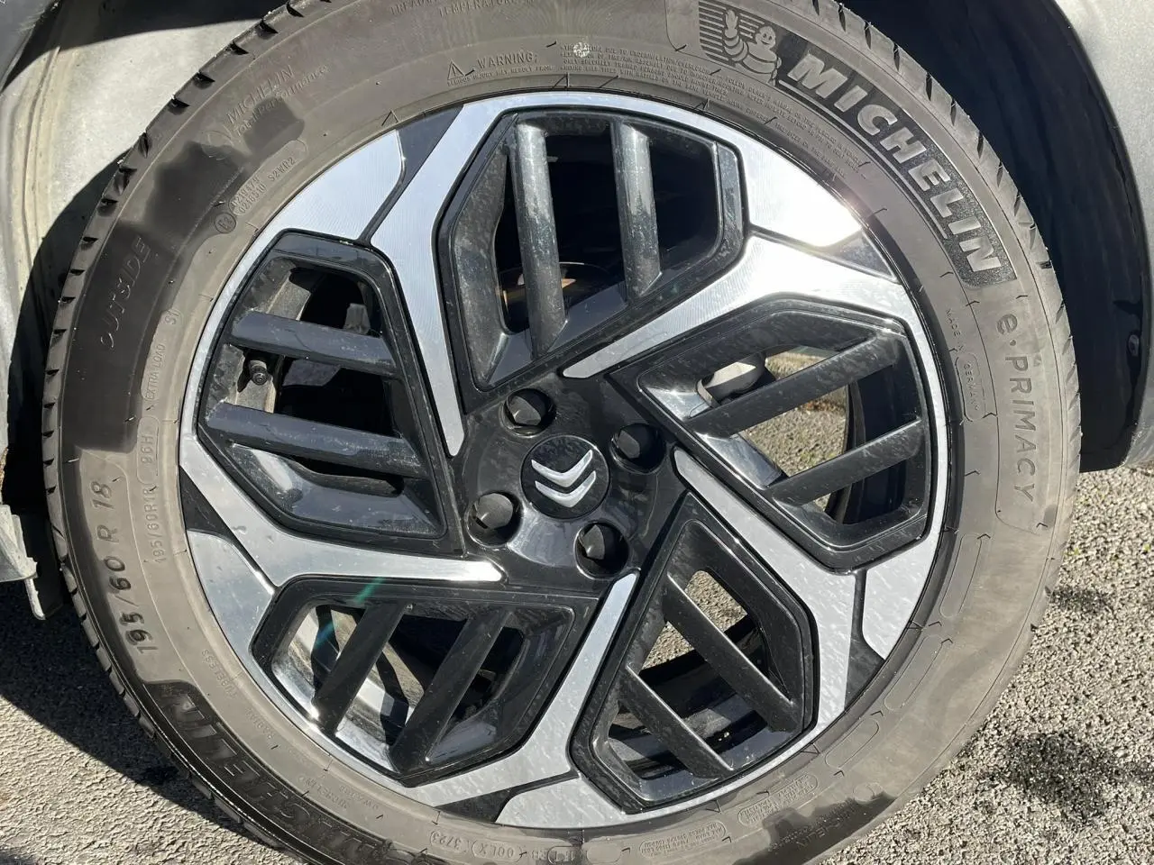 Gros plan sur la jante alliage 18'' diamantée noire et argentée d'une Citroën C4 Gris Platinium, pneu Michelin visible.