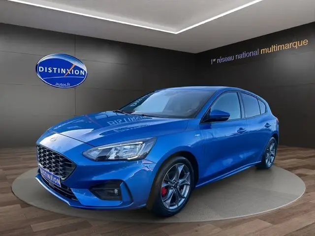 Ford Focus 1.5 EcoBoost 150ch ST-Line BVA bleu vue 3/4 avant droit avec jantes alliage et étriers rouges.