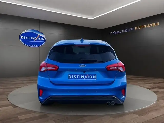 Vue arrière d'une Ford Focus 1.5 EcoBoost 150ch ST-Line BVA bleu 2022, avec double sortie d'échappement et vitres teintées.