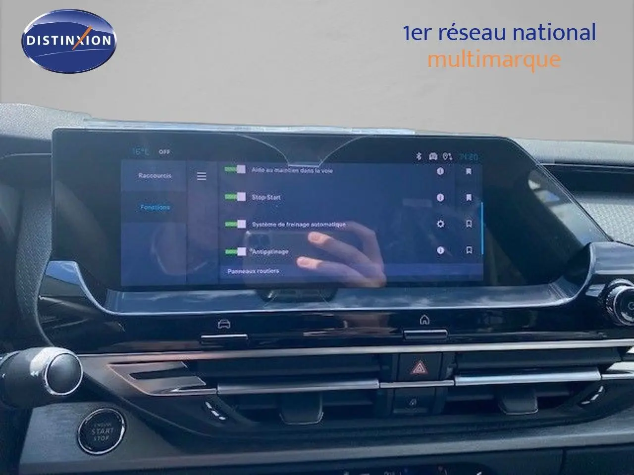 Tableau de bord de Citroën C5 X 2023 avec écran tactile central affichant les réglages d’aide à la conduite.