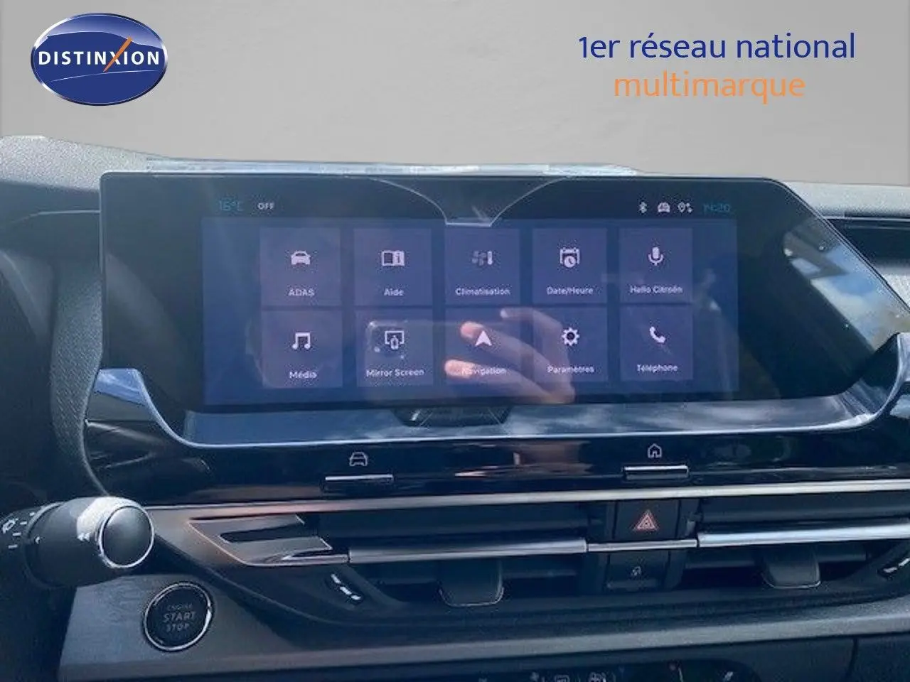 Vue rapprochée de l’écran tactile central du tableau de bord de la Citroën C5 X gris platinium, affichant le menu multimédia.