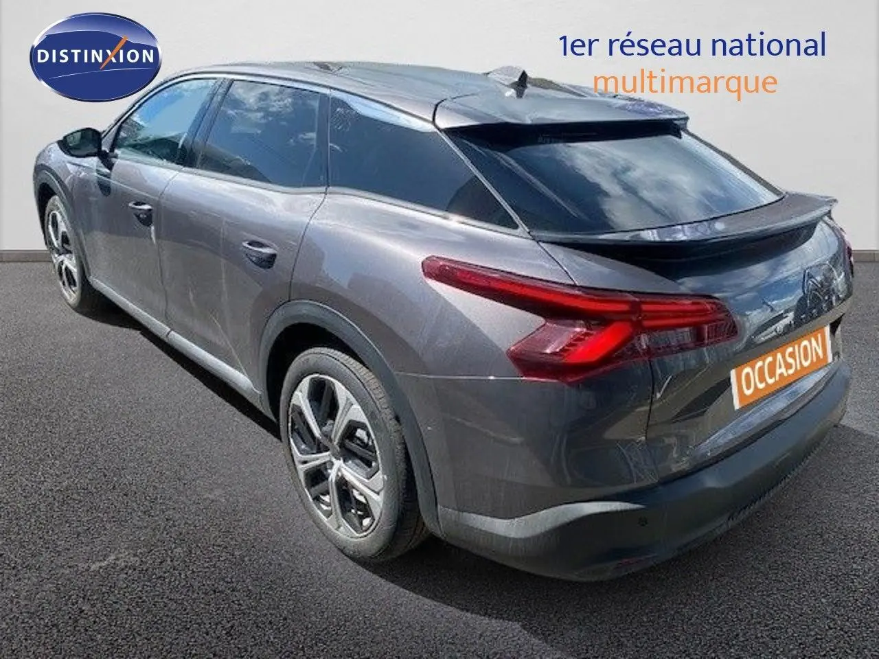 Vue 3/4 arrière droite d'une Citroën C5 X gris platinium métal avec feux LED et jantes bi-ton 19 pouces.