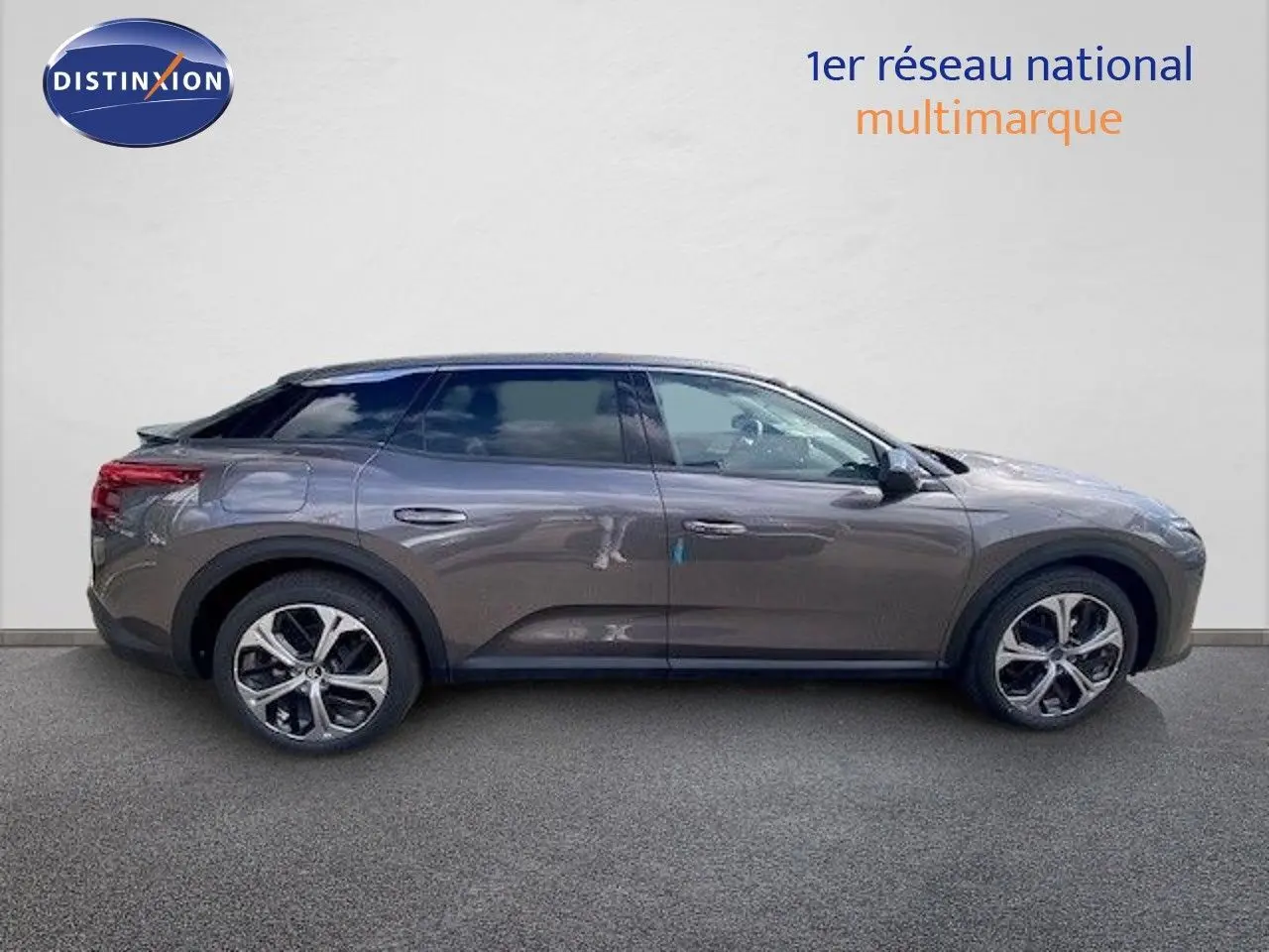Vue de profil côté gauche d'une Citroën C5 X gris platinium métallisé avec jantes bi-ton et toit noir.