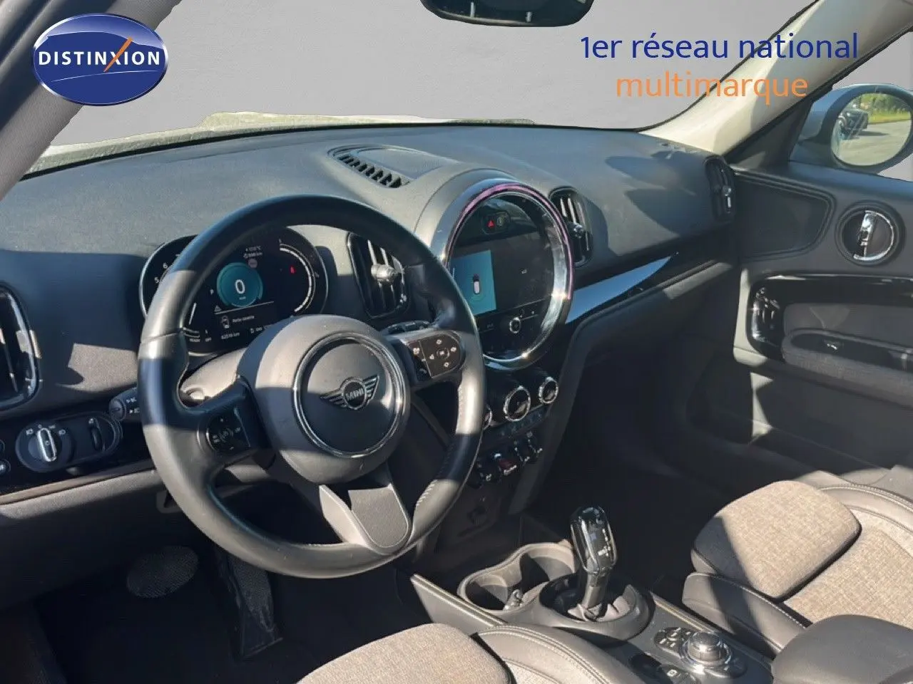 Vue intérieure côté conducteur du tableau de bord et volant noir d'une MINI Countryman 2023.